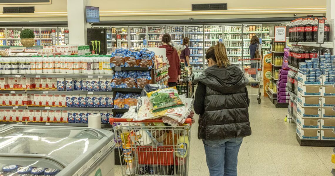 Se espera que continúe la desaceleración de la inflación en mayo, pero todavía sigue lejos de perforar el 2%La necesidad de seguir ajustando precios relativos y la inercia estarían jugando en contra de una caída más rápida. Los valores en el rubro alimentos y bebidas sigue muy estables este mesPor Pablo  Wende