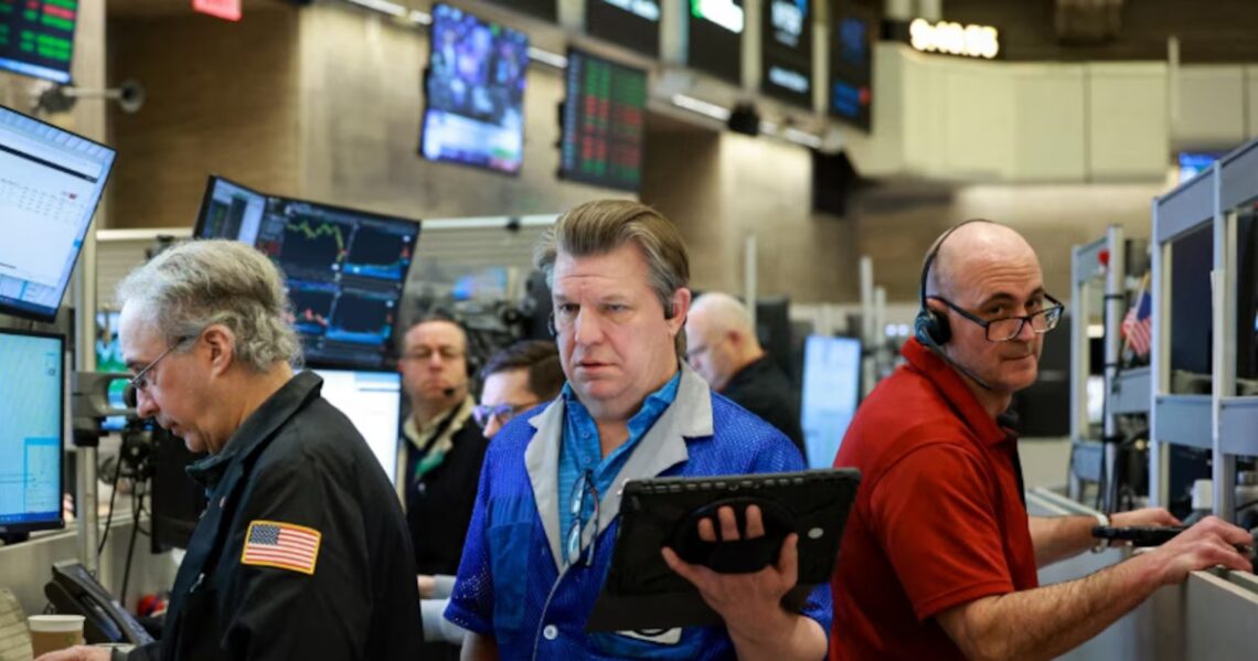 Las presiones inflacionarias en EEUU arrastran a los mercados y caen las acciones y bonos argentinosLos índices de Nueva York bajan por segundo día, mientras el petróleo se sostiene sobre USD 100 el barril. El S&P Merval cae 0,4% y el riesgo país sube a 510 puntos