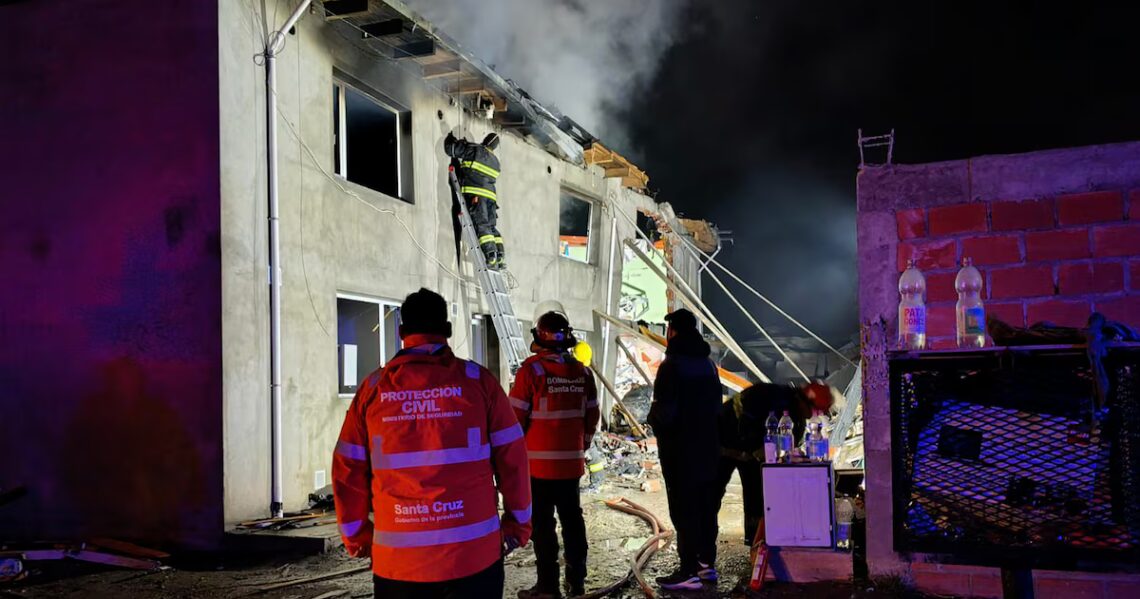 El impactante relato de una de las víctimas de la explosión de Santa Cruz: “A mi esposo se le cayó el cielo raso encima”Durante la noche del domingo, un complejo habitacional explotó. Tres personas murieron, entre ellas un bebé, y otras cinco resultaron gravamente heridas: cuatro menores y una mujer