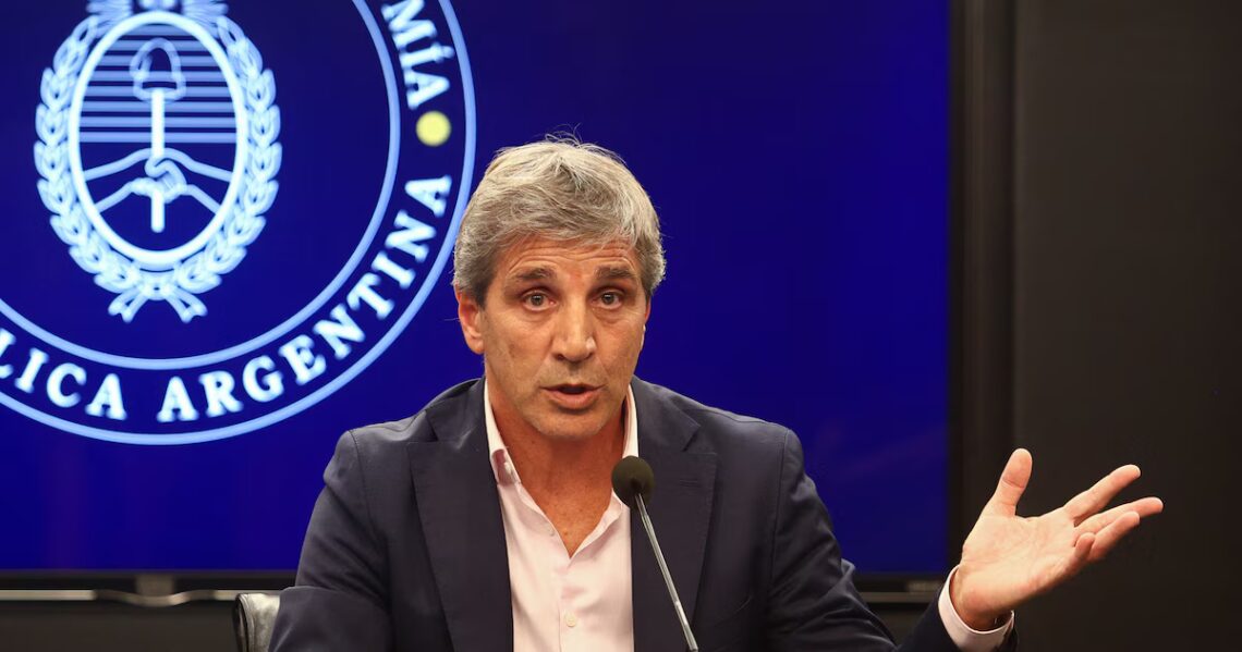 Licitación clave: el Gobierno consiguió otros USD 350 millones para pagar la deuda y no inyectó pesos al mercadoLa Secretaría de Finanzas colocó USD 200 millones en el bono AO27 y USD 150 millones en el AO28. A la vez, logró una renovación de vencimientos del 114,36%