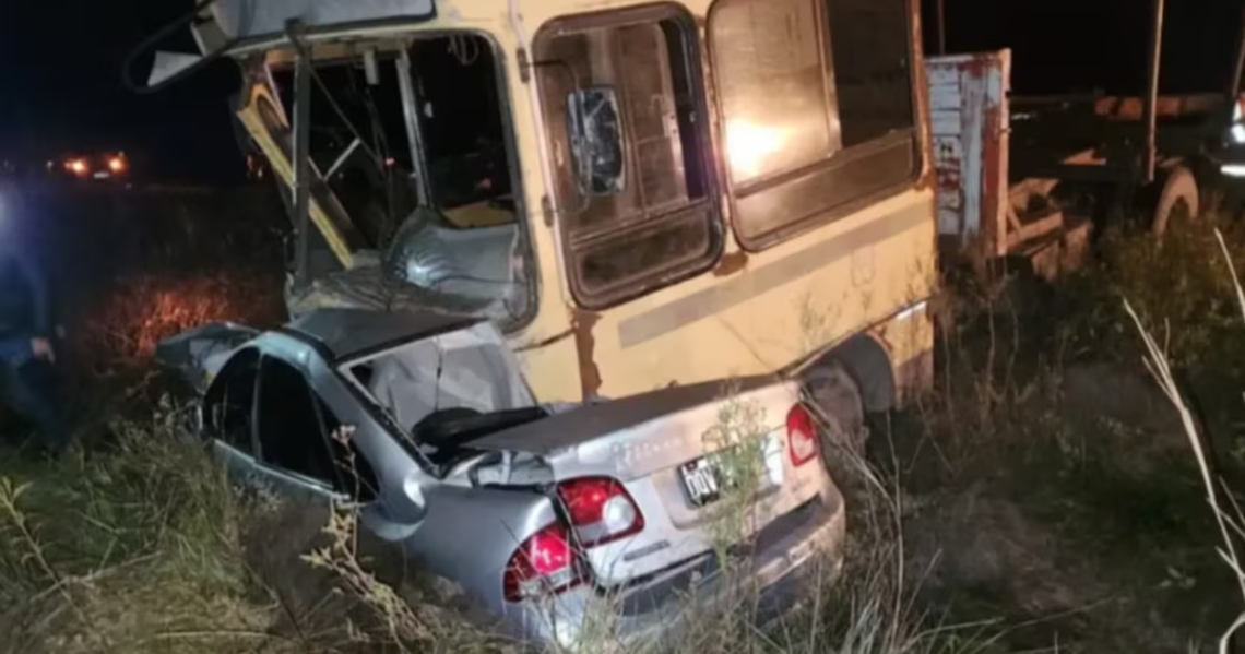 Tragedia familiar en Corrientes: dos mujeres y un hombre viajaban al velatorio de su hermano, chocaron de frente contra un camión y murieronEl accidente ocurrió durante la tarde de ayer sobre la Ruta Nacional 118. Las víctimas se dirigían a la ceremonia fúnebre en Santa Rosa. El automóvil cruzó de carril e impactó contra el transporte de carga: su conductor sobrevivió