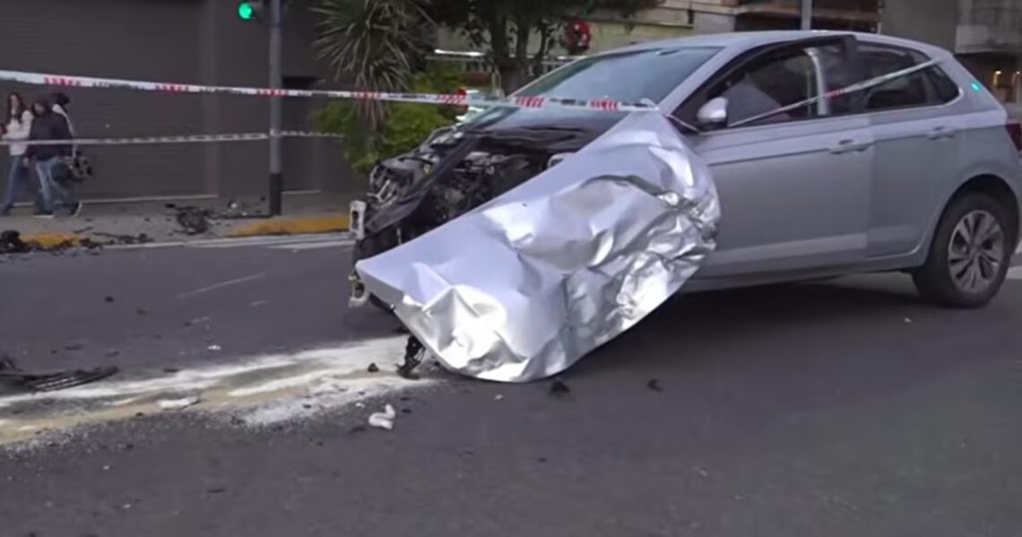 Violento choque entre un auto particular y un taxi en Floresta: al menos tres heridosEl hecho ocurrió alrededor de las 6 de la mañana de este domingo. Dos personas fueron trasladadas al Hospital Álvarez y la restante, al Hospital Vélez Sarsfield