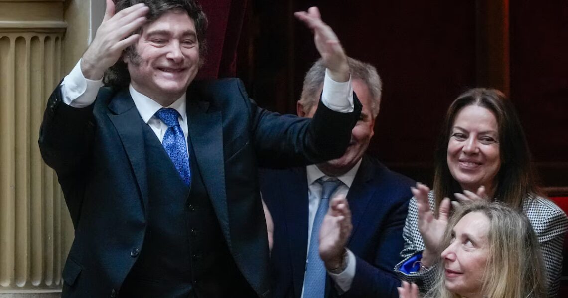 El Gobierno tiene el desafío de revertir rápido el malhumor social: la apuesta es a la desinflación y el repunte del consumo  El Presidente pide paciencia, pero los índices de confianza muestran un malestar creciente. El riesgo país quedó lejos de perforar los 500 puntos y los mercados se adelantan a lo que sería la disputa de fondo en 2027: Milei vs KicillofPor Pablo  Wende