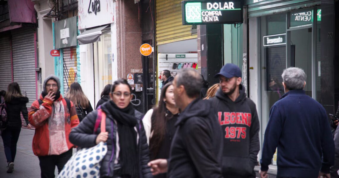 Dólar hoy en vivo: a cuánto se operan todas las cotizaciones minuto a minuto este jueves 7 de mayoLa divisa de EEUU es ofrecida a $1.410 para la venta en el Banco Nación. El blue es operado a $1.400. Cayeron las reservas tras el pago de USD 823 millones al FMI