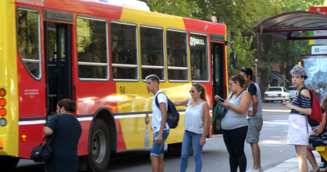 Argentinos en colectivo: cuáles son las ciudades más caras y más baratas para el autotransporte urbano de pasajerosEl mapa tarifario varía según nivel de subsidios, escala del sistema y decisiones jurisdiccionales. En algunos casos la brecha supera los 1.800 pesosPor Mariano Zalazar