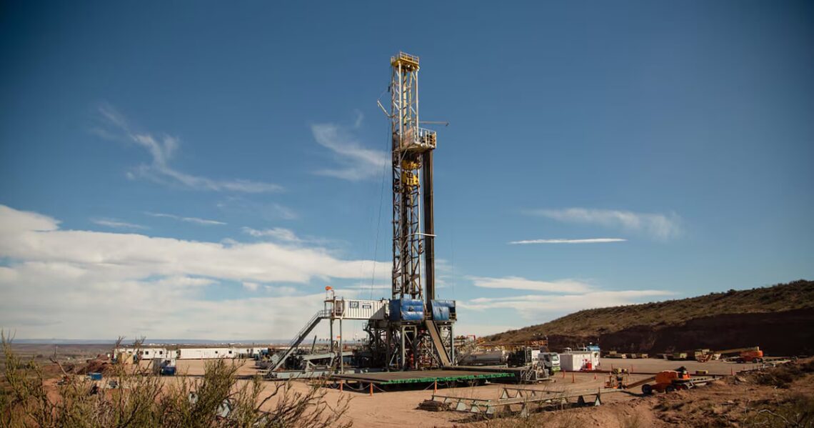 LLL Oil: cómo es el megaproyecto de YPF en Vaca Muerta que busca generar más de USD 100.000 millones en exportacionesLa petrolera presentó la solicitud de adhesión al RIGI para una iniciativa de exportación de petróleo que demandará una inversión de USD 25.000 millones en 15 años y una producción estimada de 240.000 barriles diarios a partir de 2032