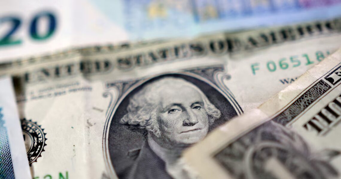 El dólar cerró la semana en alza y volvió a superar los 1.400 pesosEl tipo de cambio mayorista avanzó a $1.403, con un importante monto negociado por encima de los USD 800 millones. Al público subió a $1.425 en el Banco Nación, el precio más alto desde el 4 de mayoPor Juan Gasalla