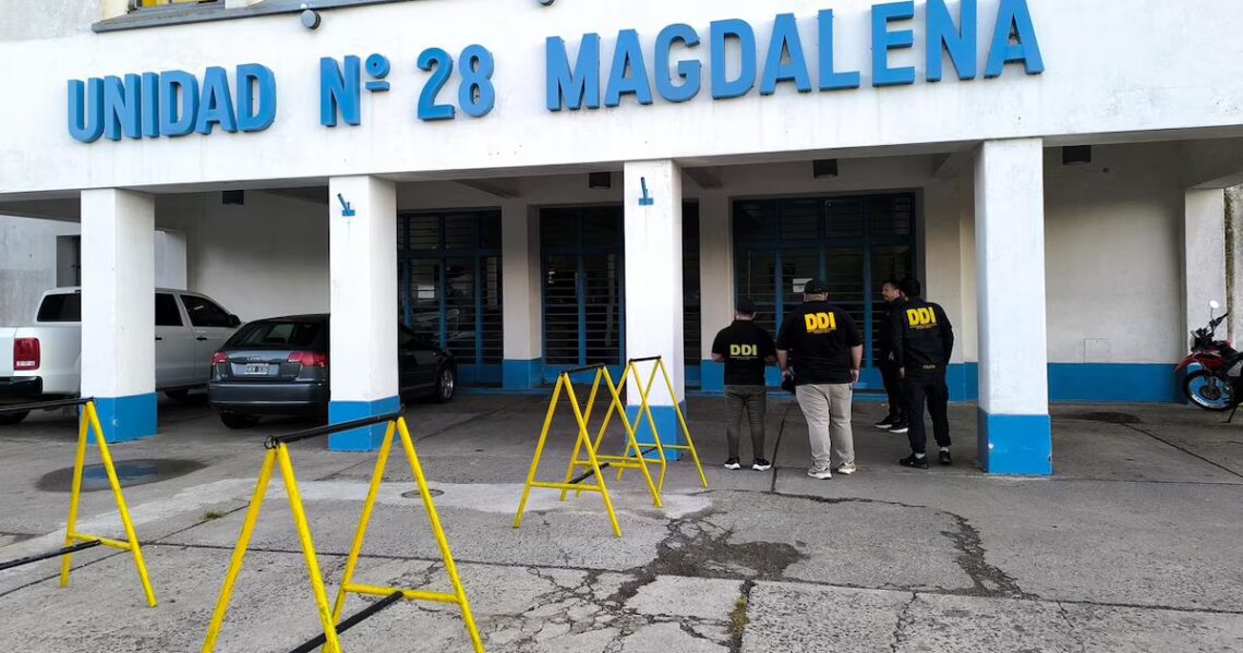 Estafas desde la cárcel: allanaron a un penitenciario acusado de gestionar pedidos y transferencias del asesino del Mago AlexLa DDI de San Isidro realizó una serie de operativos que concluyeron con la detención de miembros de una banda con base en prisiones bonaerenses. Entre ellos, Rubén Grasso condenado por el crimen del ilusionista y su novia en San Fernando