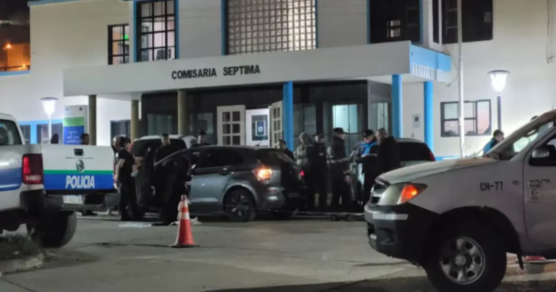 Asesinaron a una mujer y dejaron gravemente herido a un chofer de aplicación en Comodoro RivadaviaMariana Calfuquir fue asesinada en un vehículo y el conductor recibió un disparo en el abdomen y permanece internado. El hecho refuerza la preocupación ante el aumento de crímenes violentos en la ciudad