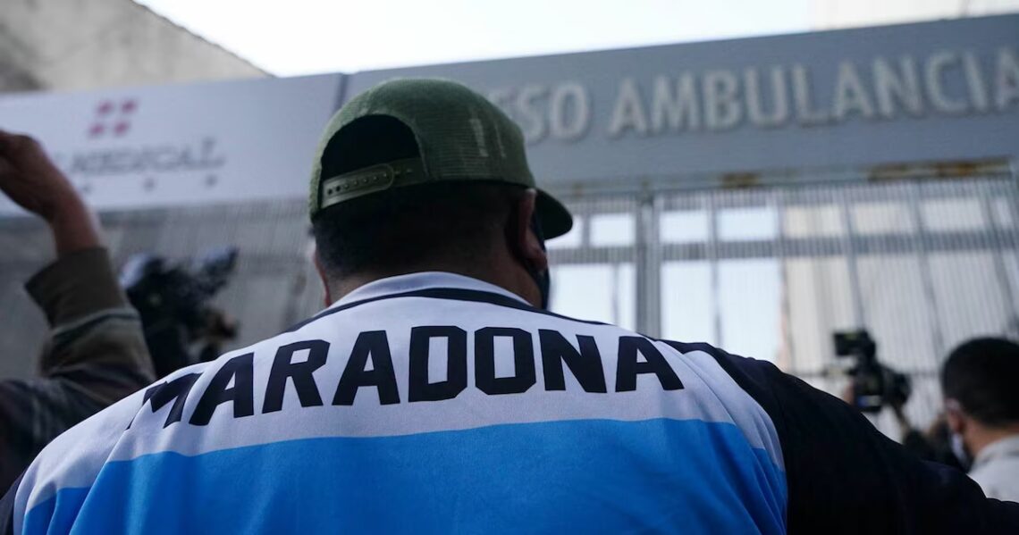 Juicio por la muerte de Maradona, en vivo: muestran el impactante video de la autopsia de Diego y Gianinna pidió salir para no verPara la audiencia de este jueves están citados los profesionales del sanatorio Ipensa, el kinesiólo del club Gimnasia y un forense. Luque adelantó que pedirá hablar
