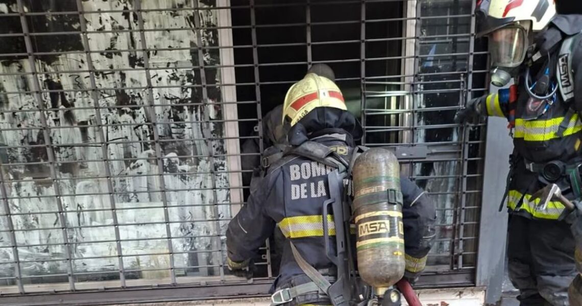 Se incendió un comercio en el barrio de Palermo y dos personas tuvieron que ser rescatadasLos Bomberos de la Ciudad debieron forzar un portón para acceder al local y sacar a dos individuos que estaban dentro. Una mujer tuvo que ser trasladada por el SAME
