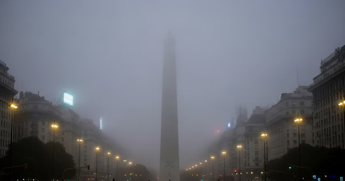 Nueva advertencia violeta por niebla: qué zonas se verán afectadas y hasta cuándo rige el avisoEl Servicio Meteorológico Nacional emitió un aviso por bancos de niebla en varias provincias del país. Se prevé una semana con temperaturas frescas en la Ciudad Autónoma de Buenos Aires