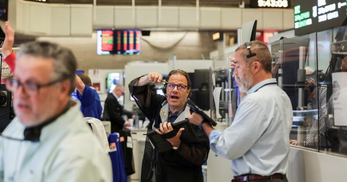 Mercados: las acciones y los bonos argentinos operan con leves bajasLos activos argentinos cierran con ligeras pérdidas una semana positiva. El S&P Merval cae 0,7% y los títulos públicos restan 0,2%, con un riesgo país en 513 puntos. Wall Street sube por la expectativa de negociaciones en Oriente Medio