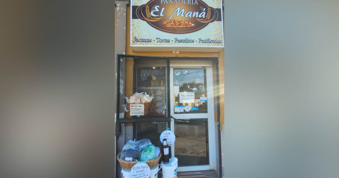 Solidaridad en Carmen de Patagones: una panadería que dona abrigos y regala té, café, pan, bizcochitos y torta fritas para combatir el fríoLa particular iniciativa ocurre cada mañana en “El Maná”, ubicado en Roque Sáenz Peña y Zambonini. “Al que nos lleva prendas o calzado en buen estado le damos media docena de factura gratis”, dijo Daniela Delgado, propietaria del local. También reciben donaciones en una sucursal en Viedma