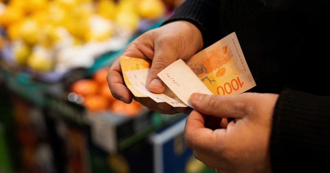 Abril cerró con inflación en baja por primera vez en diez meses: ¿en mayo se puede perforar el 2%?El rubro alimentos y bebidas moderó el alza y la estabilidad del tipo de cambio contribuye a la desaceleración. Los salarios empiezan a repuntar respecto a la evolución de los preciosPor Pablo  Wende