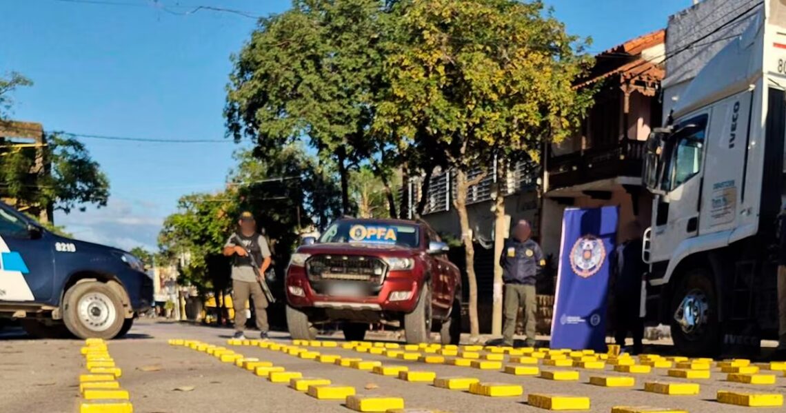 Cayó una banda narco que transportaba cocaína en camiones de construcción: los delató uno de sus integrantesLa organización trasladaba droga desde Salta hacia Córdoba y usaba una camioneta como “puntero” para evitar controles policiales. Hubo tres detenidos y secuestraron casi 158 kilos de cocaína, marihuana, armas, vehículos y dinero