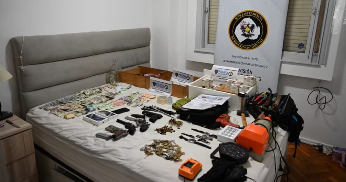 La Policía de la Ciudad detuvo a “Los Cerrajeros”: tenían más de 150 llaves duplicadas y sumaban 19 antecedentesLos detenidos son dos argentinos y un paraguayo. El operativo incluyó allanamientos en la Ciudad de Buenos Aires y en territorio bonaerense