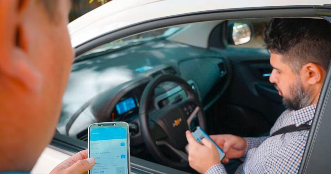 Fin de semana largo: qué documentos del auto, físicos o digitales, es obligatorio llevar para evitar multas en la rutaQué papeles deben llevar los conductores, cuáles pueden mostrarse con el celular y qué elementos de seguridad son obligatorios para evitar sanciones