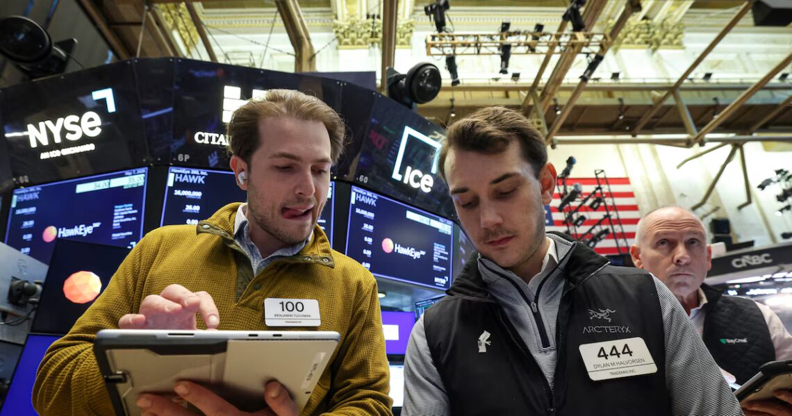 El riesgo país volvió a bajar a la zona de 500 puntos, pero las acciones cayeron en Wall Street con Mercado Libre a la cabezaMientras que los bonos soberanos mejoraron, los ADR argentinos quedaron fuera de la corriente alcista de las bolsas de EEUU, en nuevos máximos. Mercado Libre se hundió 12,7% tras el balance. El dólar quedó a $1.420 en el Banco Nación y el BCRA compró USD 110 millones en el mercadoPor Juan Gasalla