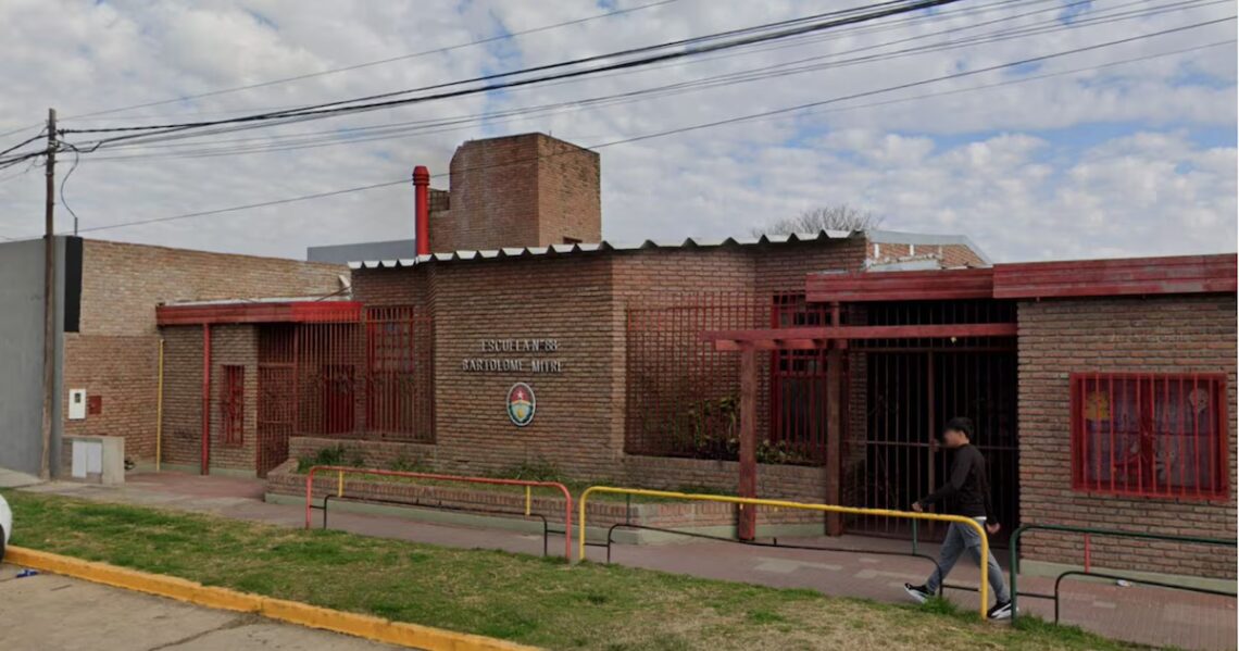 Fue a buscar a su hijo a la escuela, una patota la atacó y la apuñaló frente a todos los alumnos en ParanáMientras la víctima tuvo que ser trasladada hacia el hospital local, la Policía detuvo a una mujer que habría sido la autora de la puñalada