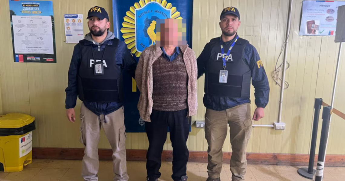 Estuvo 11 años prófugo en Chile y fue extraditado a Esquel donde enfrentará cargos por abuso sexual y corrupción de menoresEl hombre fue entregado a la Policía Federal Argentina y quedó a disposición de la justicia de Chubut. Está acusado de abuso sexual con acceso carnal y corrupción de menores agravada por vínculo familiar