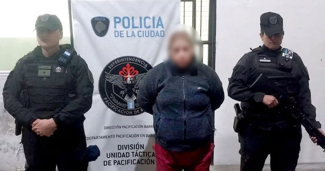 Cayó la “abuela narco” de Zavaleta: vendía cocaína, tusi y marihuana en la casa donde vivía con sus cinco nietosLa mujer fue detenida por comercialización de estupefacientes y tenencia ilegal de arma de fuego. Su hijo y su sobrino también quedaron imputados