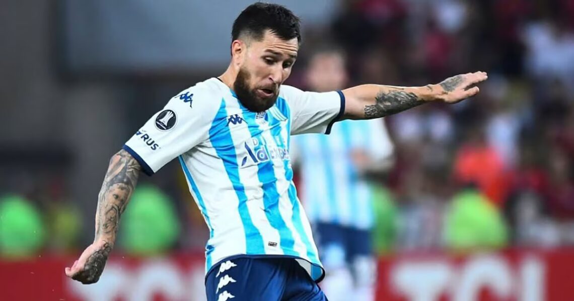 Deuda por juego online, una cifra millonaria y aprietes: la denuncia de un ex jugador de Racing que investiga la JusticiaSe trata del mediocampista Jonatan Gómez, actual jugador de Sarmiento de Junín, quien denunció una serie de amenazas y presuntas maniobras extorsivas vinculadas a una deuda originada en una plataforma clandestina de casino online. La causa es investigada por la Justicia santafesina