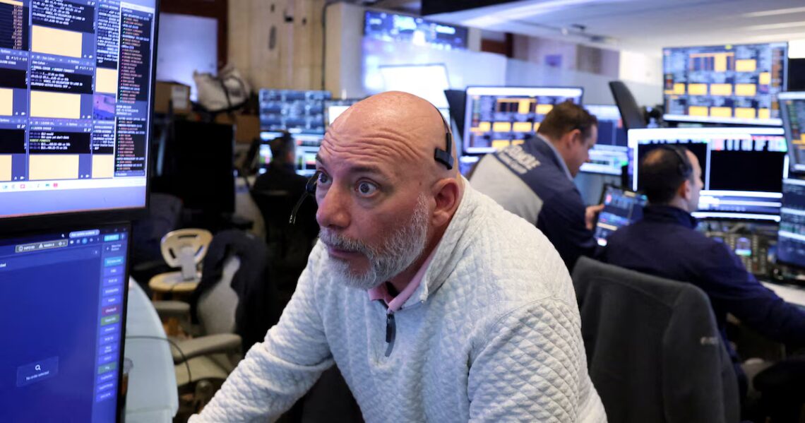 Jornada financiera: las acciones argentinas cayeron hasta 6% en Wall Street y el riesgo país se acercó a los 550 puntosWall Street terminó con pérdidas frente a la suba de tasas de los bonos de EEUU. La tendencia contagió a los activos domésticos: el S&P Merval cedió 1,5% y el riesgo país subió a 547 puntos. El dólar negoció estable y el BCRA compró USD 144 millones en el mercadoPor Juan Gasalla