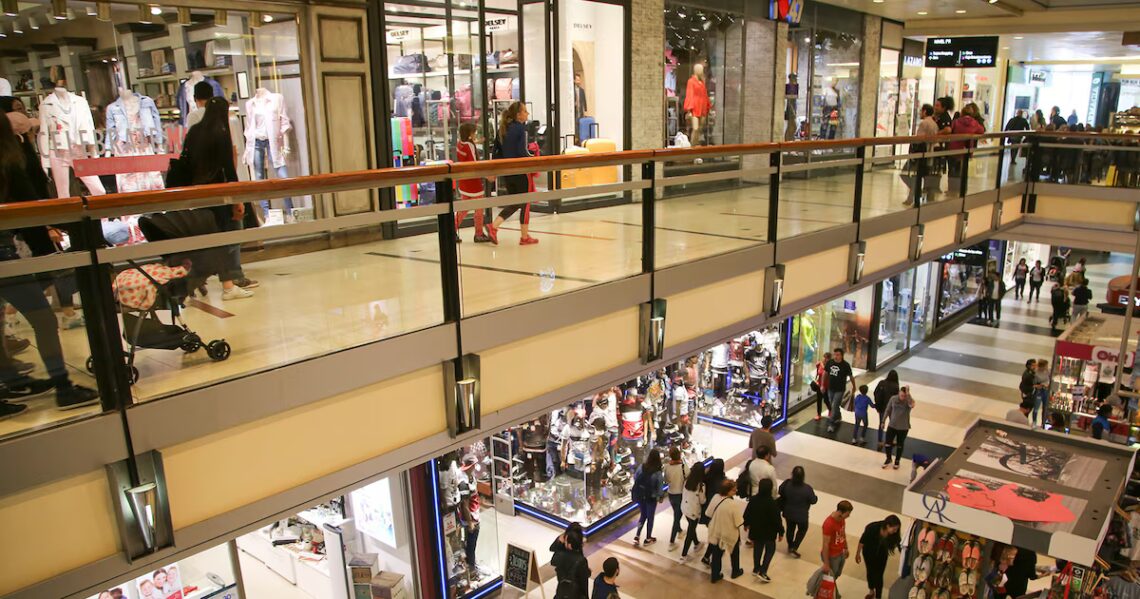 Inédito: más de 60 shoppings de todo el país lanzan un fin de semana de super descuentos ante la fuerte caída de ventasOrganizado por la Cámara Argentina de Shopping Centers (CASC), el Shopping Fest 2026 se realizará entre el 8 y el 10 de mayo. Habrá promociones, cuotas y propuestas recreativas