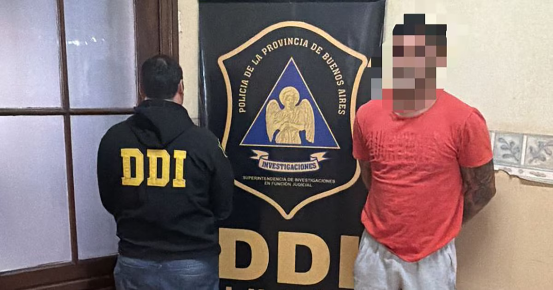 Detuvieron en Junín a un falso policía acusado de abuso sexual: decía ser subcomisario de la BonaerenseDiego Martín Durán, de 45 años, fue detenido tras un allanamiento en su domicilio. Allí, los investigadores secuestraron municiones, un rifle y un par de botas pertenecientes a la denunciante