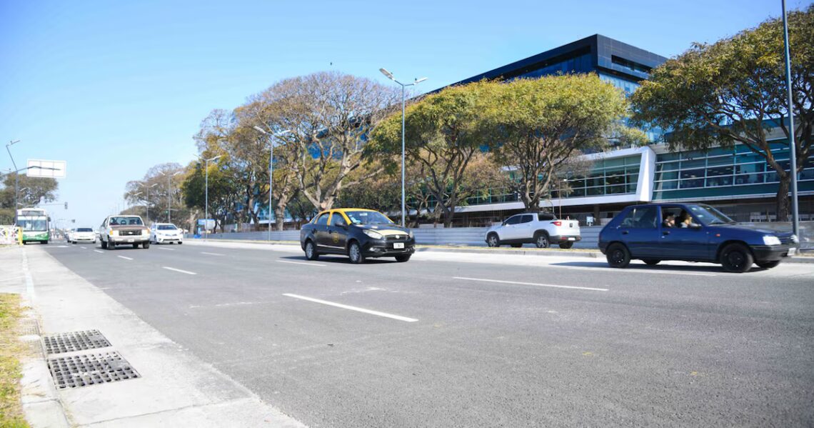 Qué se sabe sobre el trágico accidente en Aeroparque en el que murió una persona y otra resultó heridaEl incidente ocurrió en el primer piso del hall central, en un espacio de acceso restringido al que solo podía ingresar personal autorizado. Investigan si hubo fallas técnicas, errores de procedimiento o factores ambientales detrás de la tragedia