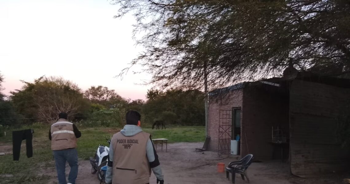 Búsqueda del joven de 21 años en Chaco: detuvieron a 4 personas y secuestraron objetos claveLa investigación por la desaparición del joven avanzó con allanamientos simultáneos en Fontana y Puerto Tirol donde incautaron teléfonos, prendas y detuvieron a cuatro personas