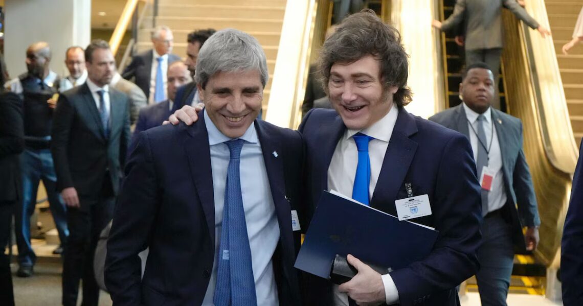 El Gobierno avanza con la baja de retenciones: busca impulsar las exportaciones y reducir la presión sobre la producciónEl presidente prometió que la reducción en el caso de la soja será escalonada, pero lo supeditó a la mejora de los ingresos en los próximos meses. También aseguró que el esquema continuará en 2028 si reeligePor Pablo  Wende