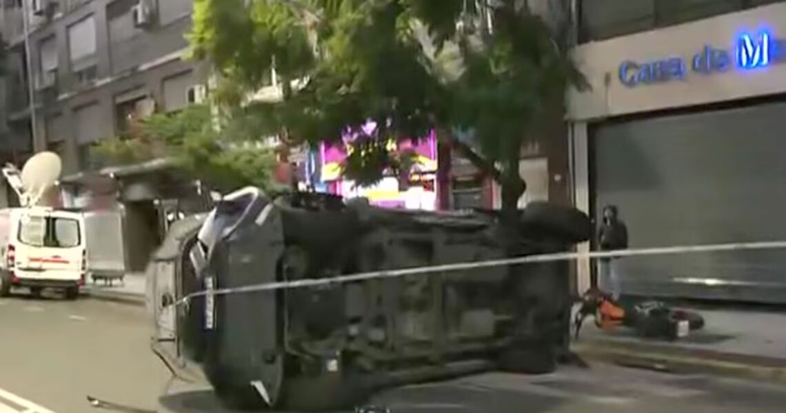 Choque y vuelco en la intersección de las avenidas Callao y Corrientes: hay un patrullero involucrado y siete heridosPor la fuerza del impacto, el vehículo policial quedó volcado y hay complicaciones en el tránsito