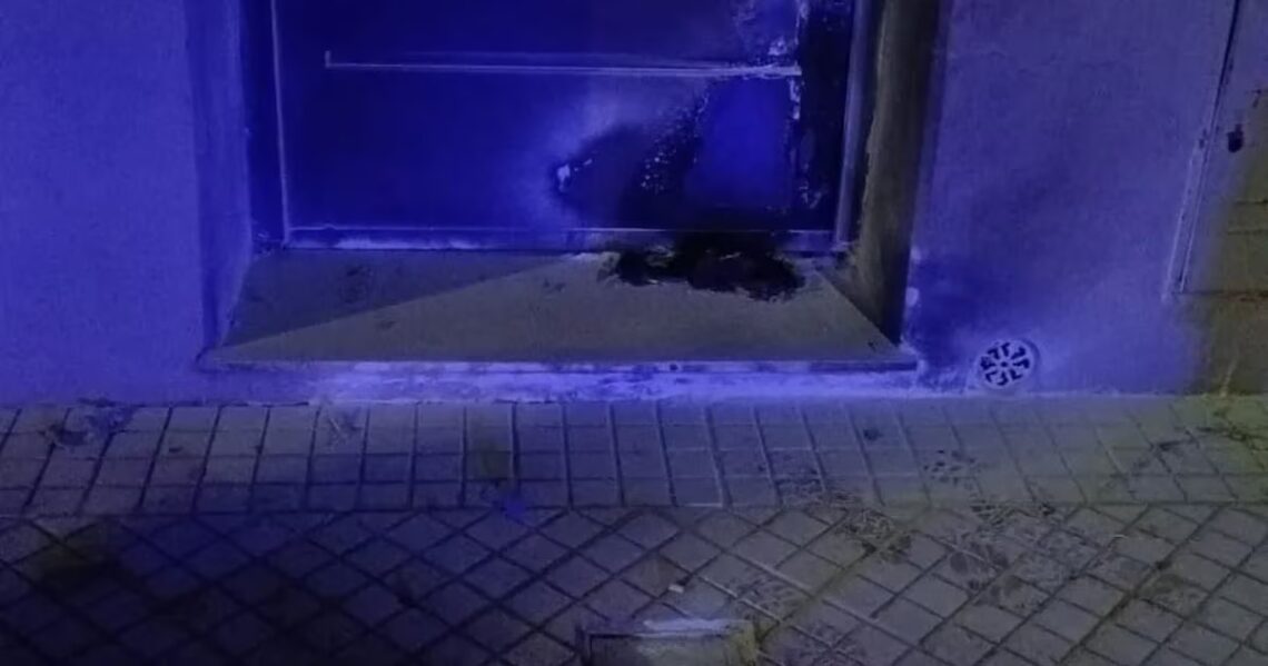 Detonaron una bomba molotov en la sede del Sindicato del Personal de Dragado y Balizamiento en RosarioEl ataque se registró el viernes a la madrugada, pero, hasta el momento, no se identificaron a las personas que habrían estado detrás del hecho