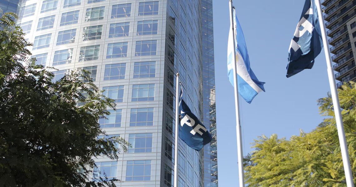 El fondo que demandó a la Argentina por la expropiación de YPF pidió a la Justicia de EEUU que revise el caso, pero admite que sus chances son “bajas”La revisión está sujeta a límites muy estrictos y según expertos es altamente improbable que prospere. A Burford, el demandante, solo le quedaría recurrir a la Corte Suprema de EEUU y a un tribunal del Banco Mundial, donde también tiene un escenario en contra