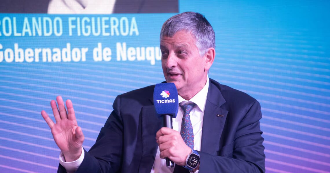 Horacio Marín, CEO de YPF: “Argentina va a terminar exportando un millón de barriles de petróleo diarios en unos años”El titular de la petrolera de bandera participó junto a Rolando Figueroa, gobernador de Neuquén, en la Jornada innovación educativa y energía en el Auditorio Ticmas de la Feria del LibroPor Lola Loustalot