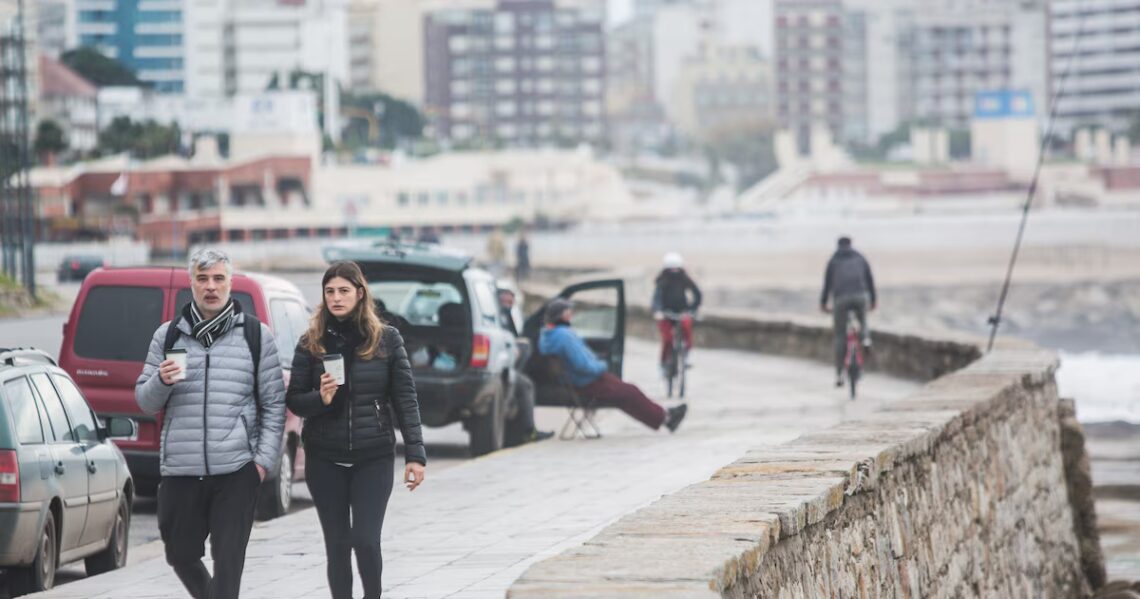 “No alcanza con que la gente venga, necesitamos que consuma”: el reclamo de los comerciantes de Mar del PlataEl sector comercial marplatense mostró preocupación por los niveles de venta en la ciudad costera tras el fin de semana largo y pidió incentivos para el turismo