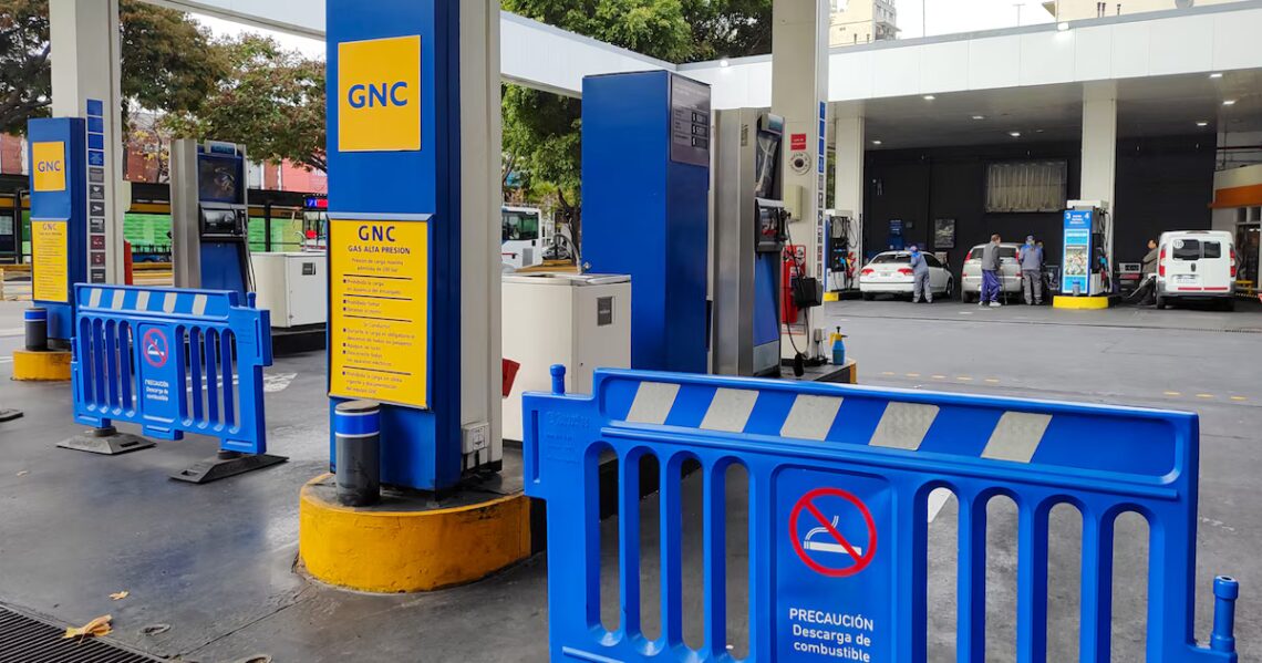 Restringieron la venta de GNC en varias estaciones de La Plata y alrededores debido al aumento de demanda por el frío A partir de este viernes, apenas unas siete estaciones estarán habilitadas para cumplir la demanda de combustibles. También se verán afectadas las localidades de Berisso y Ensenada