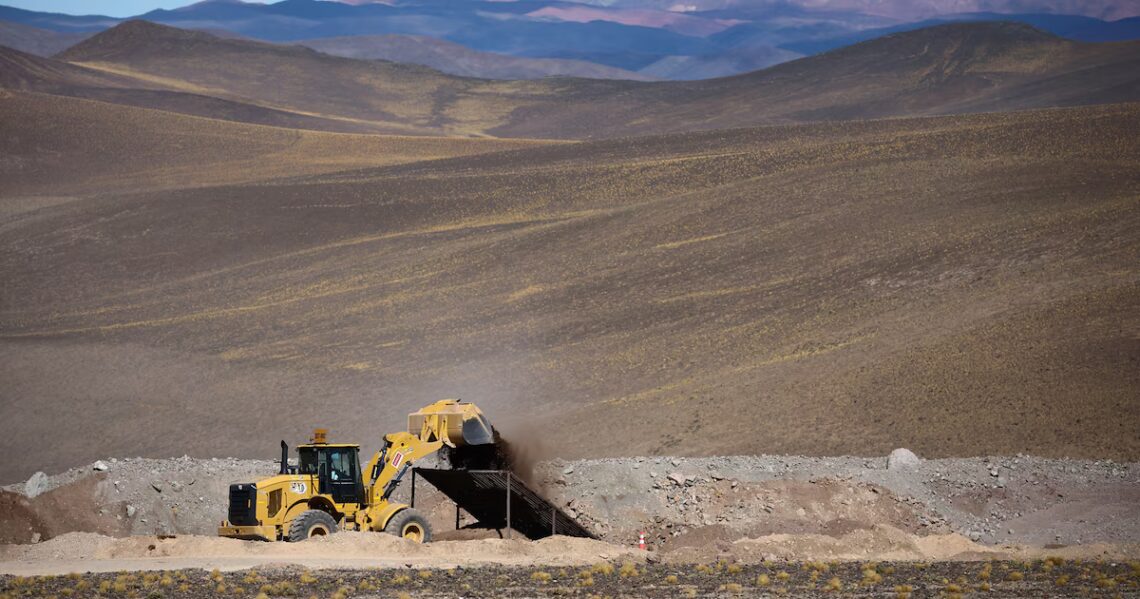 El Gobierno oficializó el ingreso al RIGI de otro proyecto minero: USD 891 millones para producir cobre en MendozaSe trata del proyecto San Jorge y contempla más de 6.300 puestos laborales vinculados a la actividad extractiva. El ministro Luis Caputo ya había anticipado su aprobación y hoy fue publicada la resolución en el Boletín Oficial
