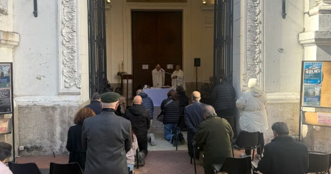 La iglesia que da misa al aire libre, las grietas por “riesgo estructural” y otra polémica en la manzana porteña de la discordiaInaugurada en 1745, Santa Catalina de Siena está ubicada en la esquina de San Martín y Viamonte, lindero al terreno donde se emplazaría un mega templo mormón. La semana pasada comenzó una obra de peatonalización de la calle Viamonte que, según voces de la Iglesia, dañó el edificio construido en 1745