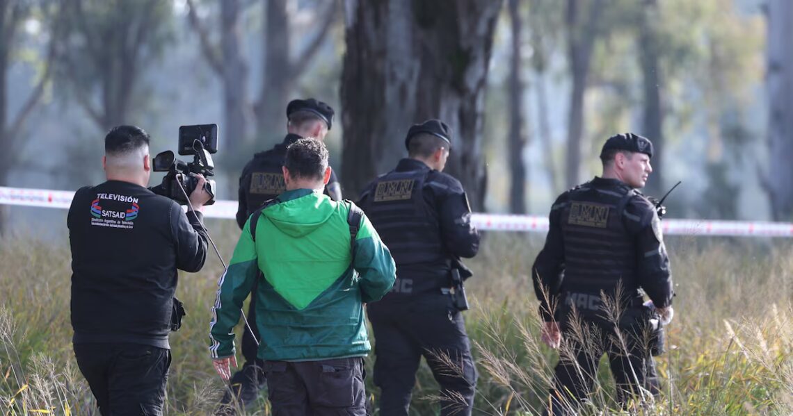 Caso Agostina Vega, en vivo: intenso rastrillaje en un punto específico donde habría estado por última vezLa búsqueda de la menor de 14 años desaparecida en Córdoba cumplirá siete días y tiene en el blanco de las sospechas a Claudio Barrelier. Durante su segunda indagatoria, el detenido afirmó que la adolescente había ingresado a su casa y que había permanecido entre media y una hora