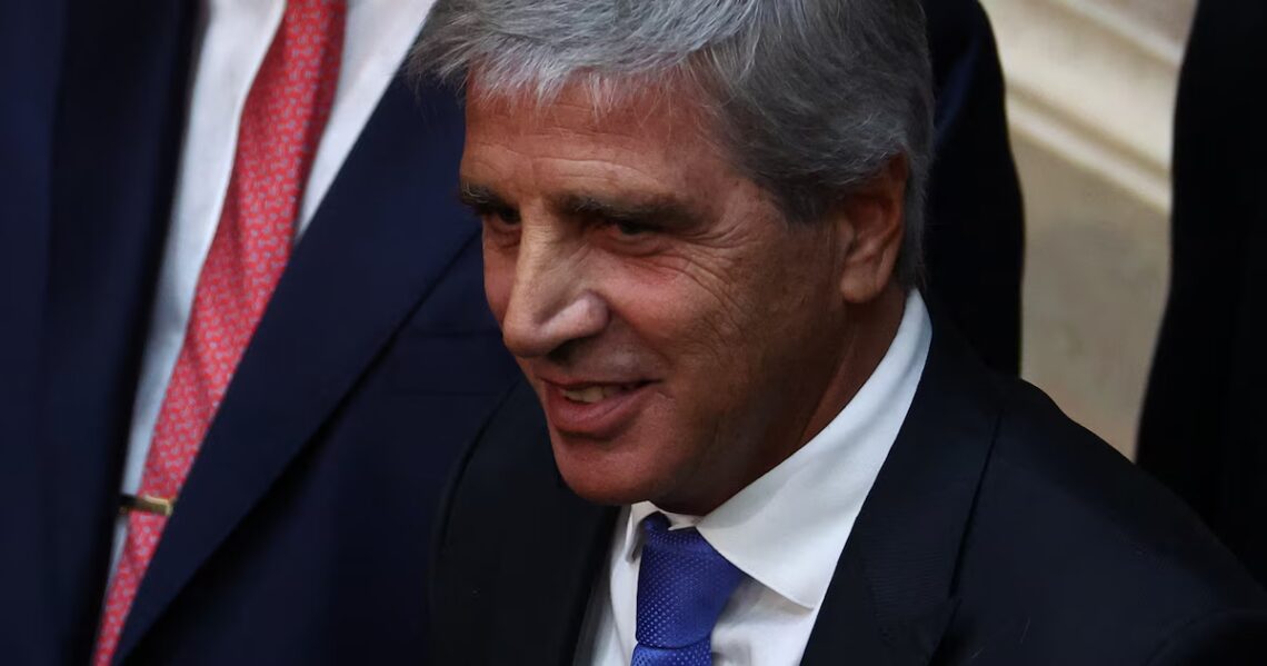 Renunció un miembro del equipo económico: el ministro Luis Caputo ya anunció su reemplazo El jefe del Palacio de Hacienda dijo en X que el funcionario saliente ya le había adelantado hace un mes que no podía seguir “por razones personales”. Asumirá el cargo un miembro de la Procuración del Tesoro
