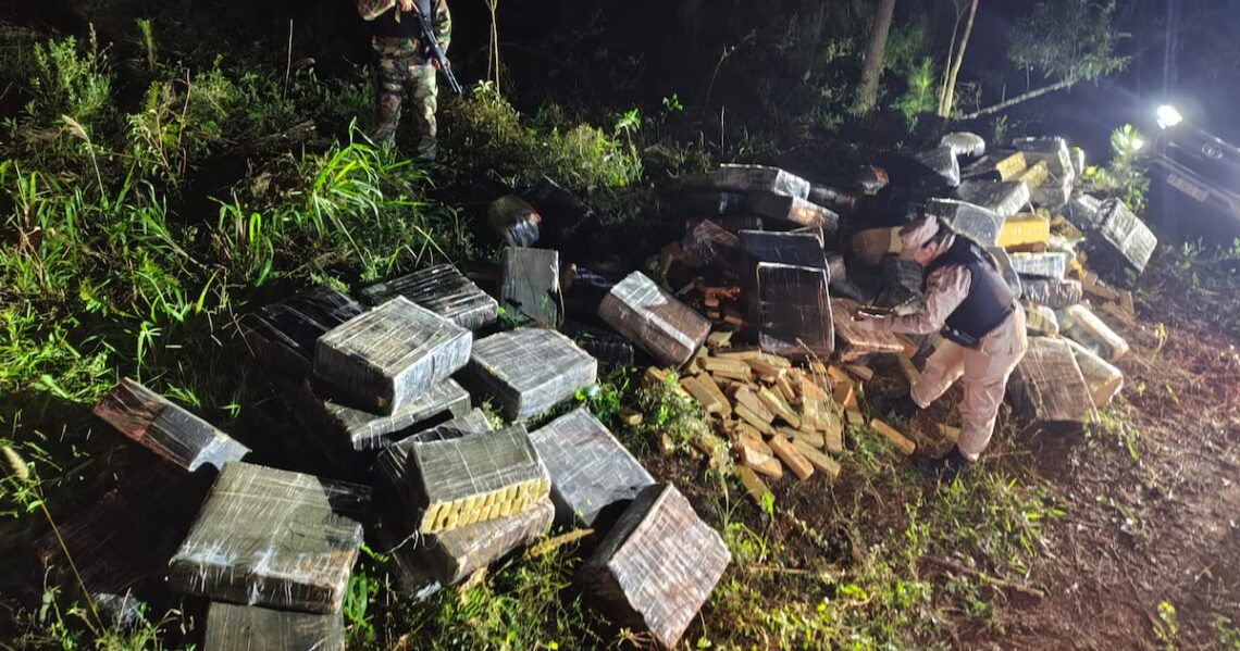 Operativo de película en el Paraná: intentaron ingresar más de tres toneladas de marihuana en lancha y huyeron a piePrefectura persiguió a los delincuentes hasta una zona de monte en Misiones, donde quedaron decenas de envoltorios rectangulares y una camioneta con puertas abiertas