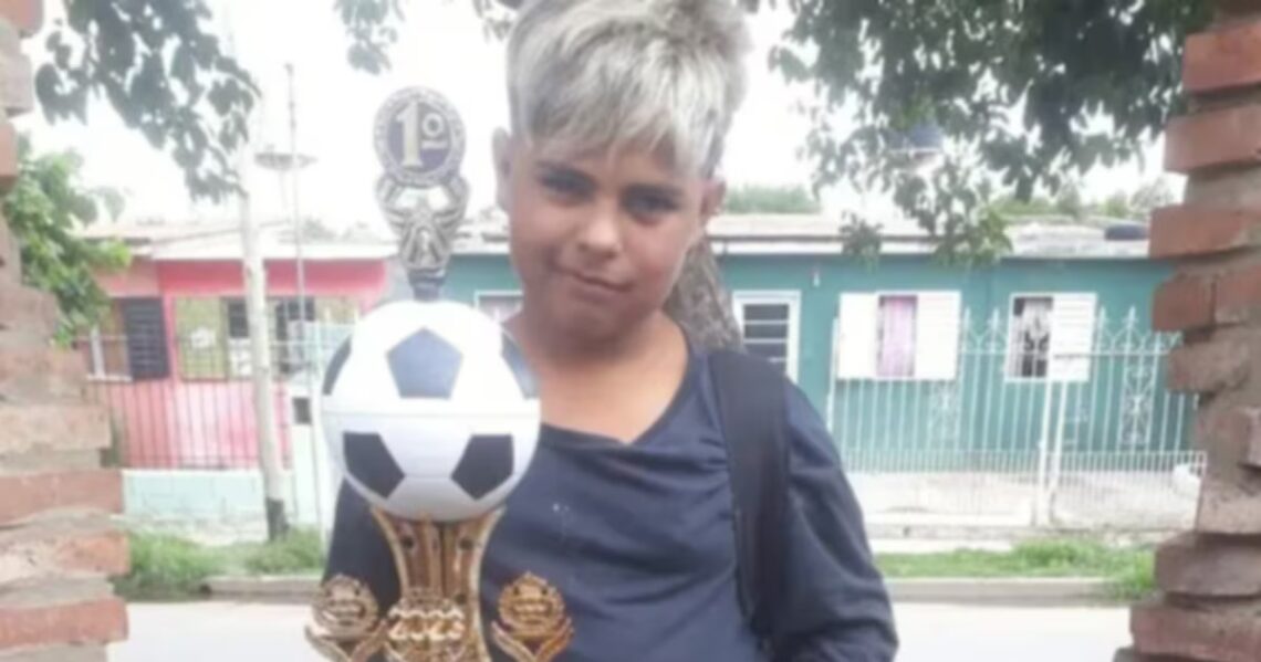 Comenzó el juicio por el crimen del adolescente que murió en medio de una disputa barrial en CórdobaFamiliares y vecinos se movilizaron frente a Tribunales II mientras los acusados enfrentan cargos por el asesinato. La tía de la víctima denunció que los testigos del hecho fueron amenazados