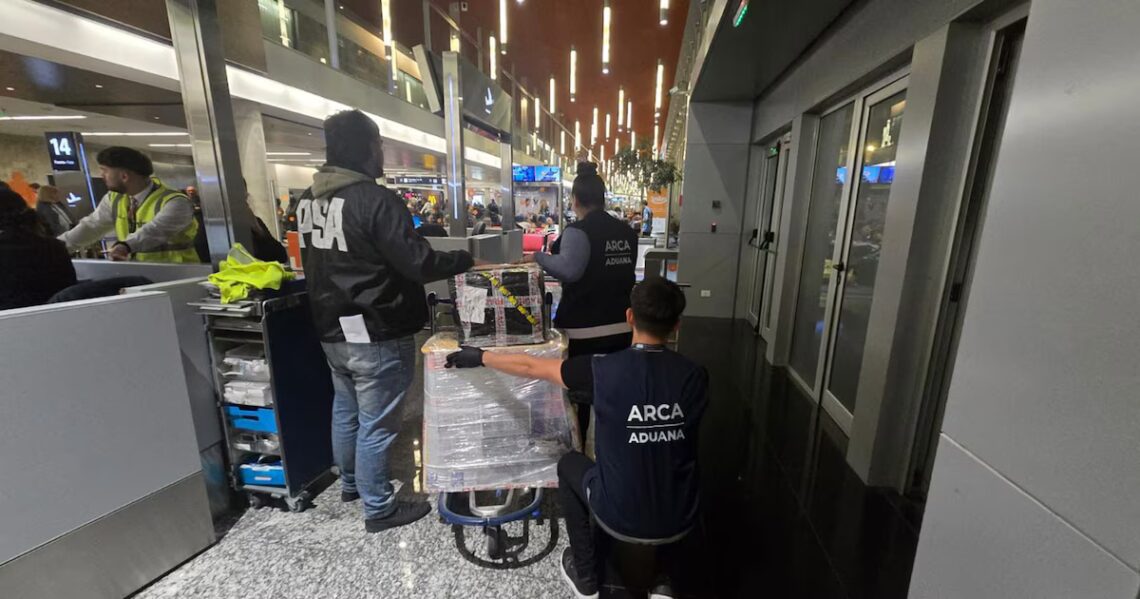 Encontraron encomiendas con cocaína en Ezeiza: tras una entrega controlada, detuvieron a tres franceses en París y MontevideoEl primer hallazgo ocurrió el 24 de abril, cuando personal de Aduana detectó 11 ladrillos con el símbolo del escorpión en el aeropuerto. Mientras avanzaba la investigación, encontraron un segundo envío camuflado en un compresor de aire