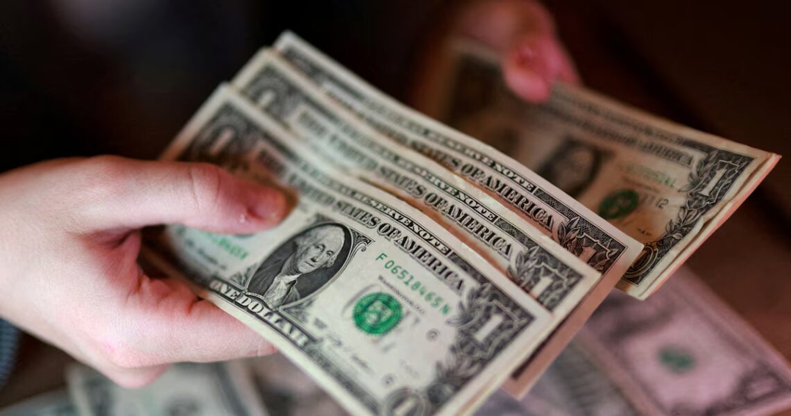 ¿Qué va a pasar con el dólar?: subió en mayo en medio de fuertes compras del BCRA, pero bajó 3,2% en lo que va de 2026En la última jornada hábil, la divisa descontó dos pesos, a $1.408 en el mercado mayorista, con un monto operado de casi USD 800 millones. En el balance mensual ganó 17 pesos o 1,2%. Al público quedó a $1.430 en el Banco NaciónPor Juan Gasalla