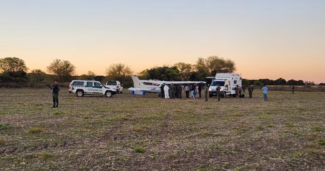 Qué se sabe del operativo que detuvo al avión que aterrizó con más de 300 kilos de cocaína en Santa FeLa aeronave bajó en una pista clandestina en Villa Eloísa, donde dos camionetas y un auto aguardaban la droga para iniciar el traslado. Gendarmería frustró la descarga y arrestó al presunto piloto y copiloto. Quién es el capo narco que aparece en el radar de la investigación