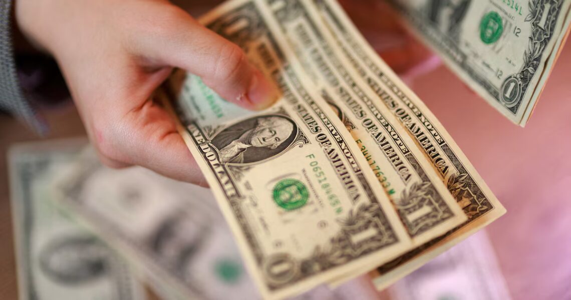 El dólar bajó por segundo día pese a una menor oferta y se aleja del techo de la banda cambiariaLa divisa mayorista cedió a $1.388, con negocios de contado que cayeron USD 90 millones respecto del martes y casi USD 200 millones frente al lunes. Al público bajó a $1.410 en el Banco NaciónPor Juan Gasalla
