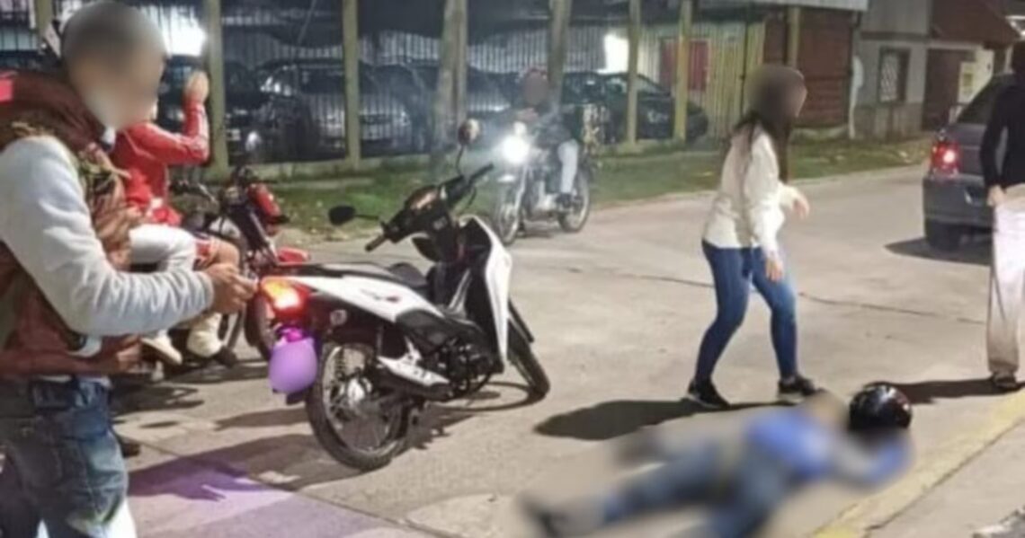 Un policía mató a un joven de 16 años e hirió a su cómplice menor de edad durante un intento de robo en QuilmesLos dos menores habrían intentado abordarlo cuando se encontraba de civil. Sin embargo, la víctima sacó su arma reglamentaria y mantuvo un enfrentamiento armado con los motochorros